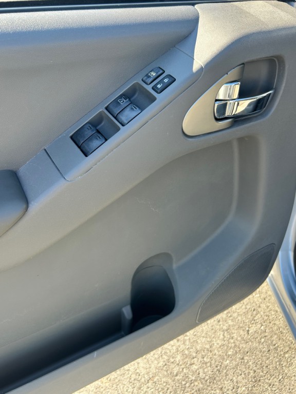 2012 Nissan Frontier Image 5