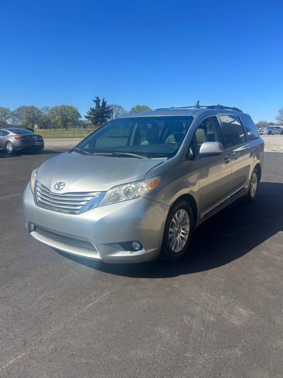 2015 Toyota Sienna Image 1