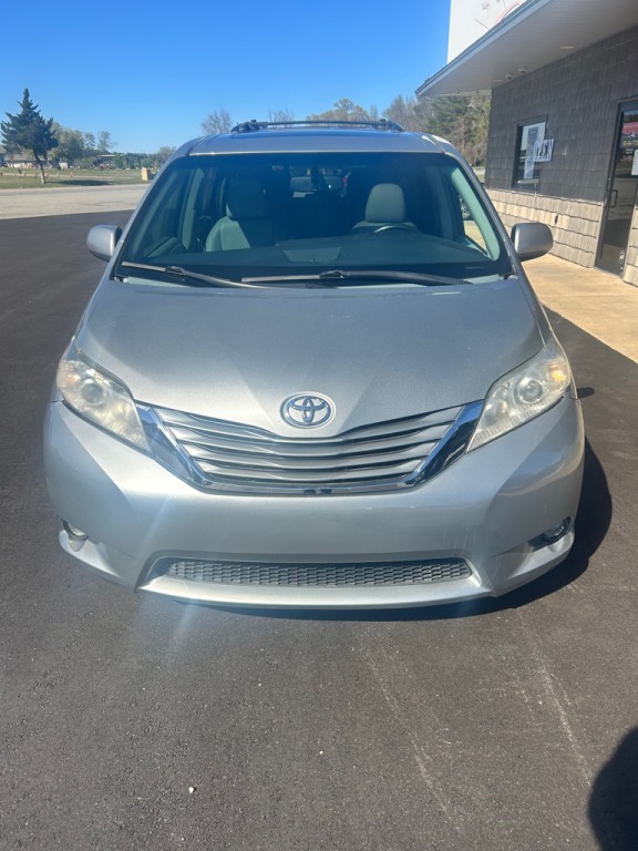 2015 Toyota Sienna Image 2