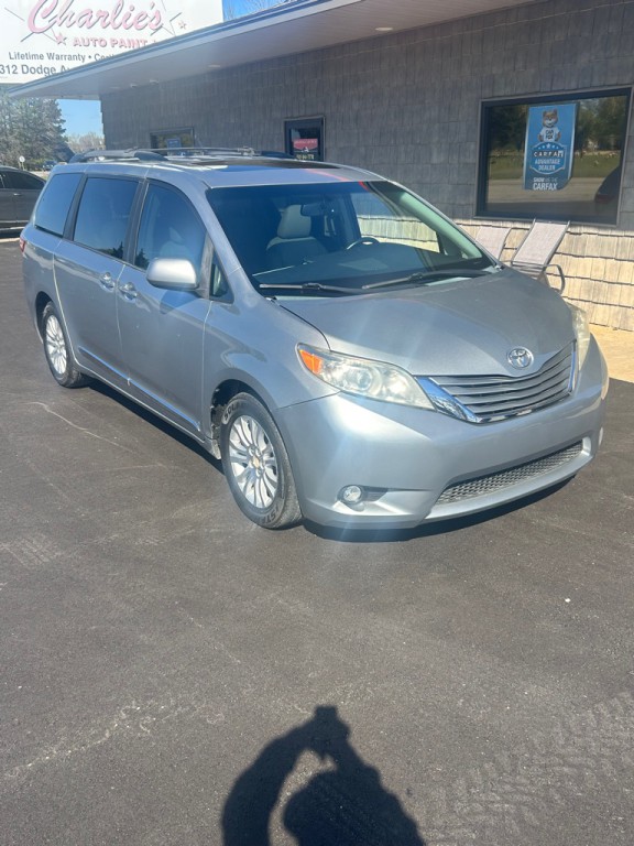 2015 Toyota Sienna Image 3