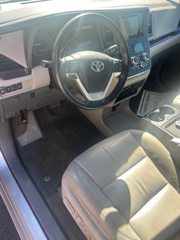 2015 Toyota Sienna Image 7