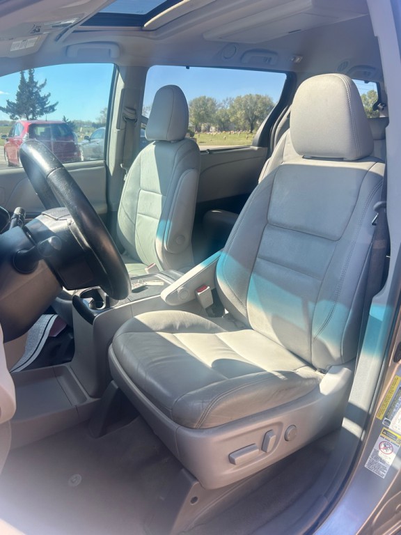 2015 Toyota Sienna Image 8
