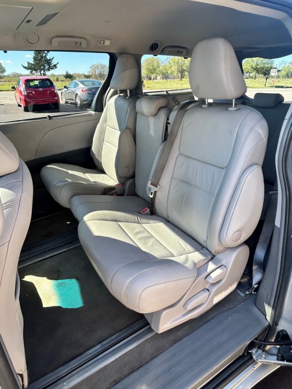 2015 Toyota Sienna Image 9