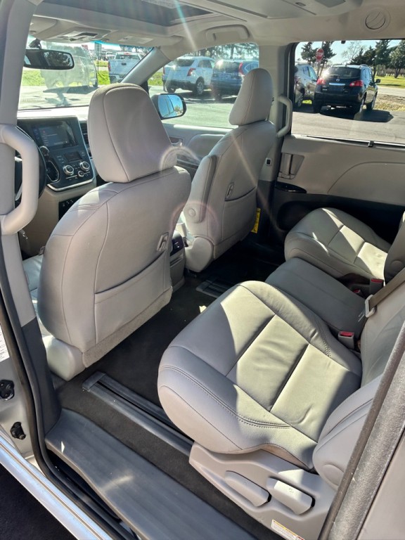 2015 Toyota Sienna Image 10