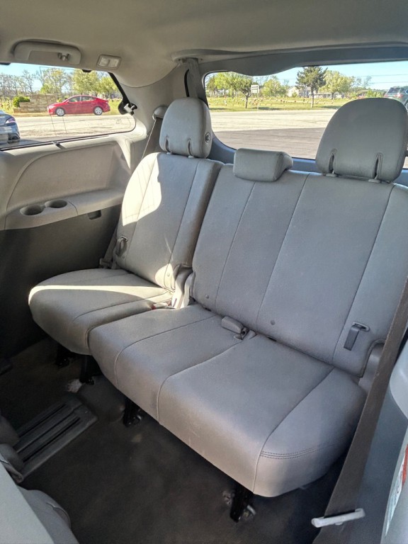 2015 Toyota Sienna Image 11