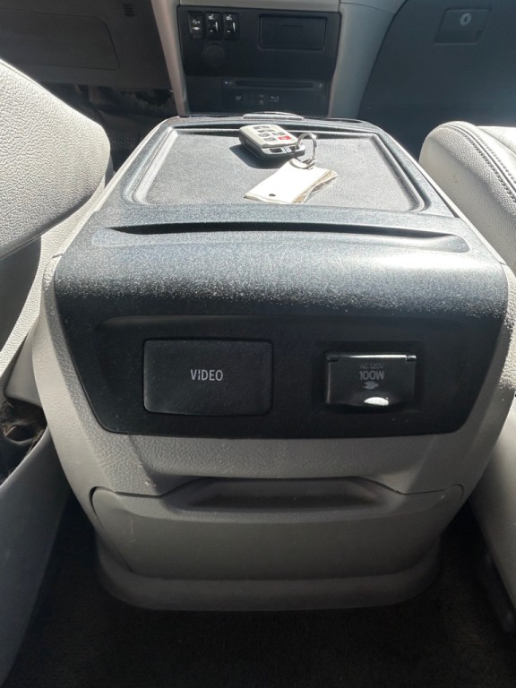 2015 Toyota Sienna Image 12
