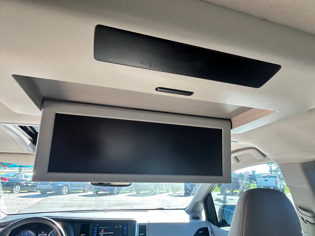 2015 Toyota Sienna Image 13