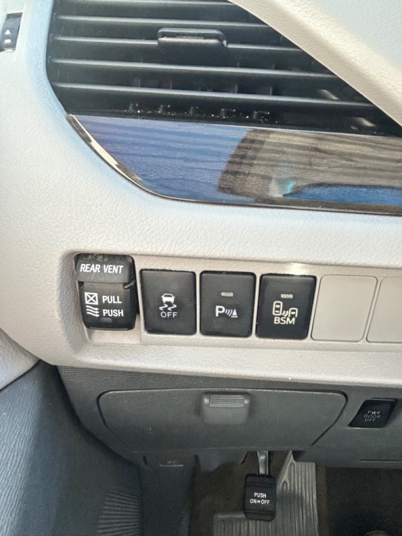 2015 Toyota Sienna Image 15