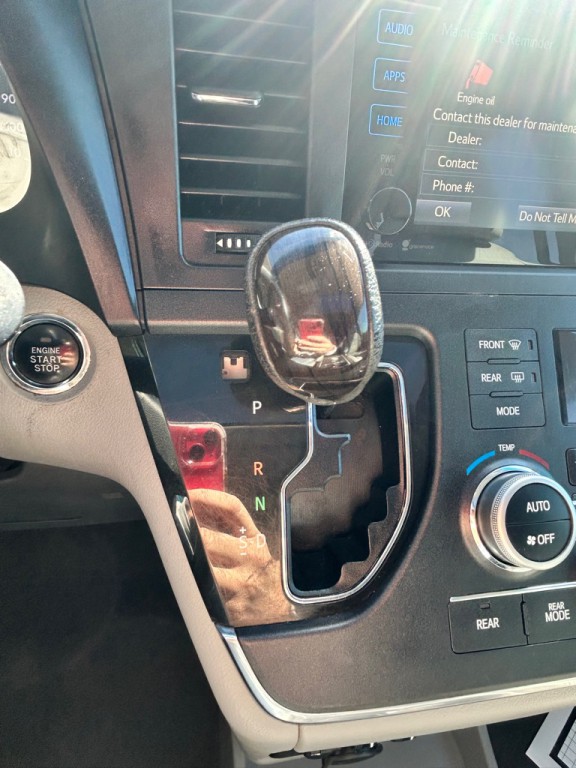 2015 Toyota Sienna Image 18