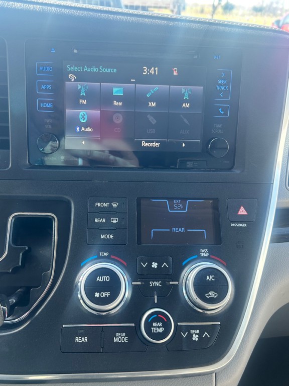 2015 Toyota Sienna Image 24