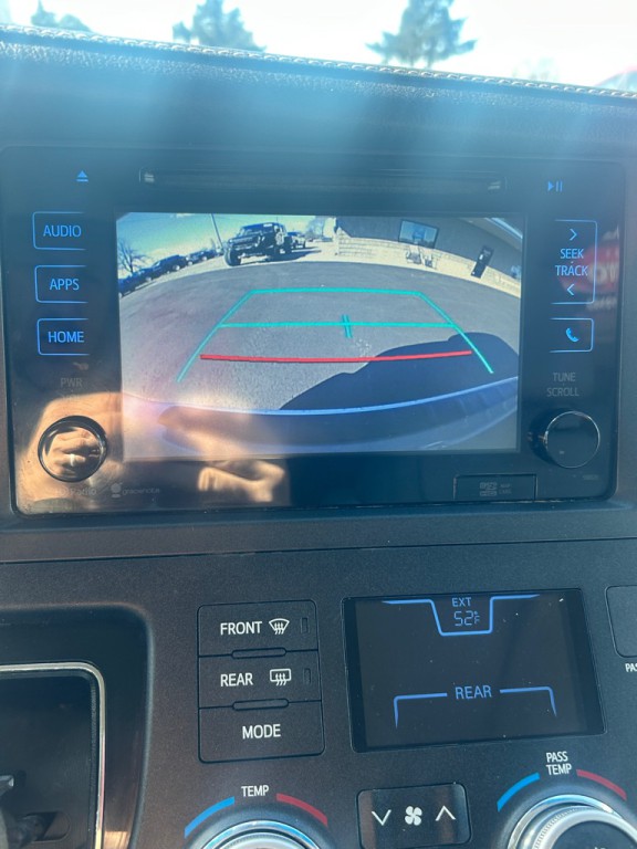 2015 Toyota Sienna Image 25