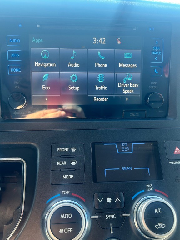 2015 Toyota Sienna Image 26