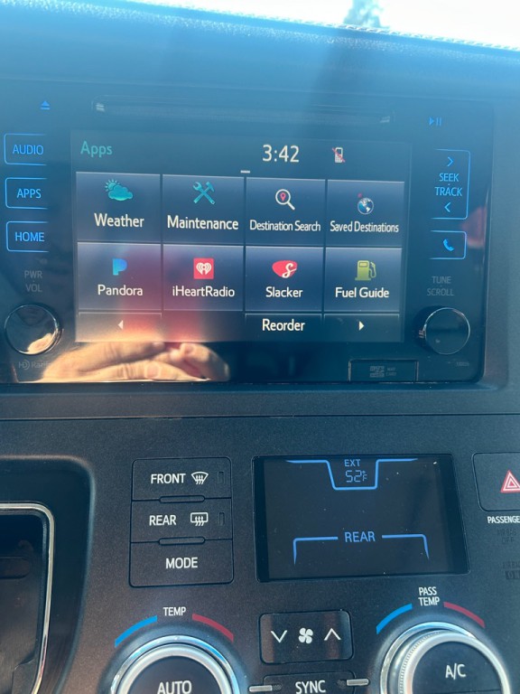 2015 Toyota Sienna Image 27