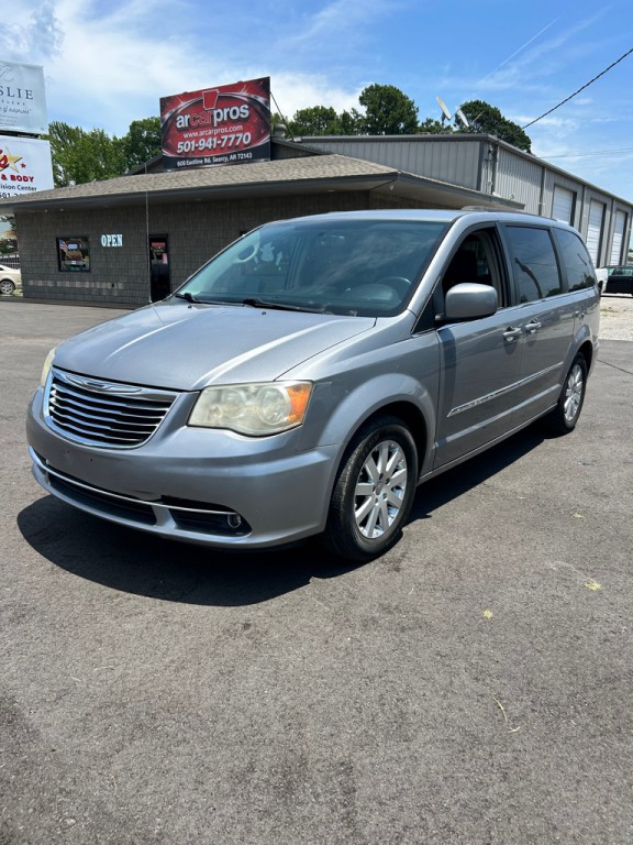 2014 Chrysler Town & Country Image 1