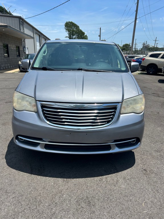 2014 Chrysler Town & Country Image 2