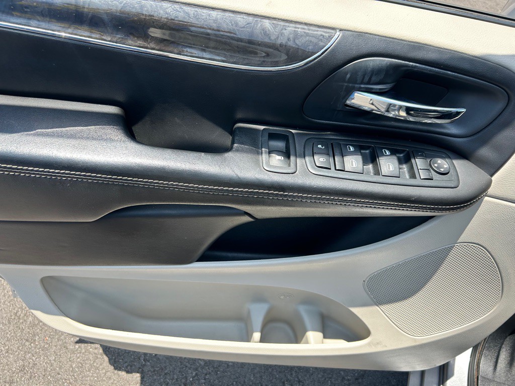 2014 Chrysler Town & Country Image 6