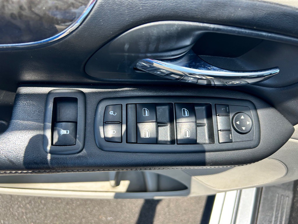 2014 Chrysler Town & Country Image 7