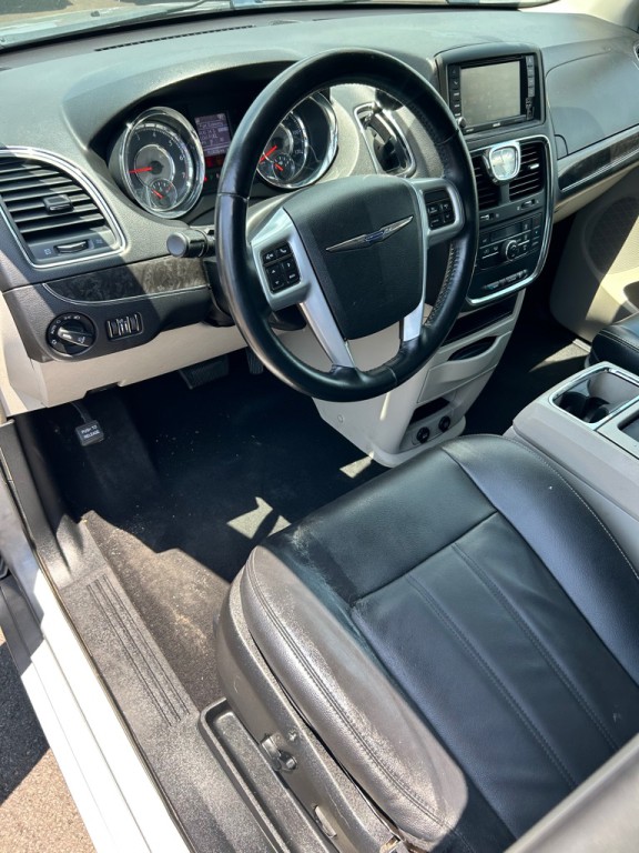 2014 Chrysler Town & Country Image 8