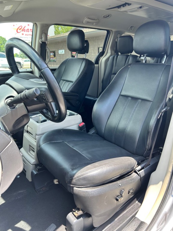2014 Chrysler Town & Country Image 9