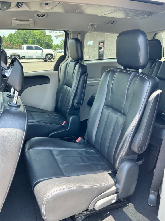 2014 Chrysler Town & Country Image 10