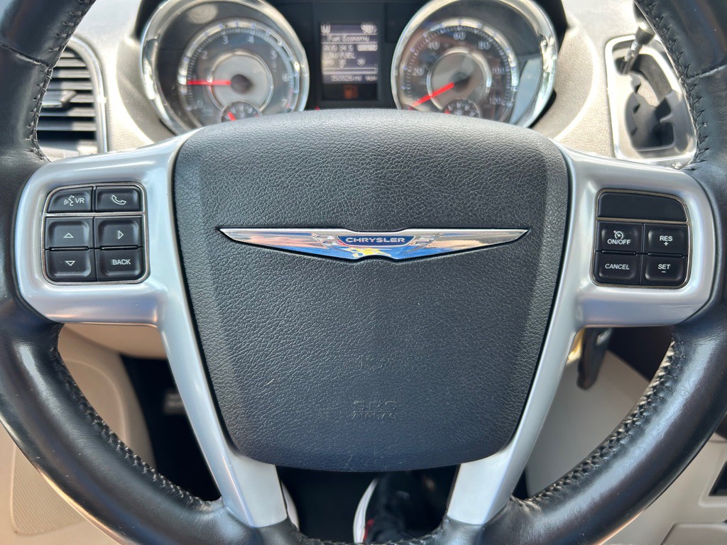 2014 Chrysler Town & Country Image 15