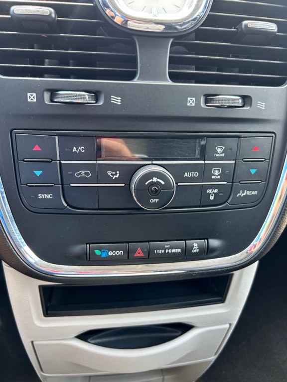 2014 Chrysler Town & Country Image 19