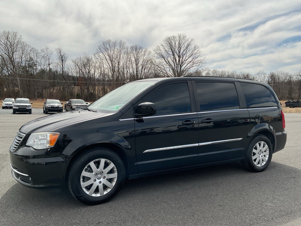 2015 Chrysler Town & Country Image 2