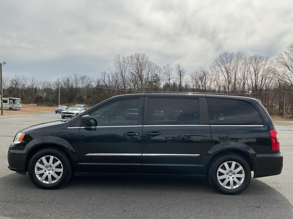 2015 Chrysler Town & Country Image 3