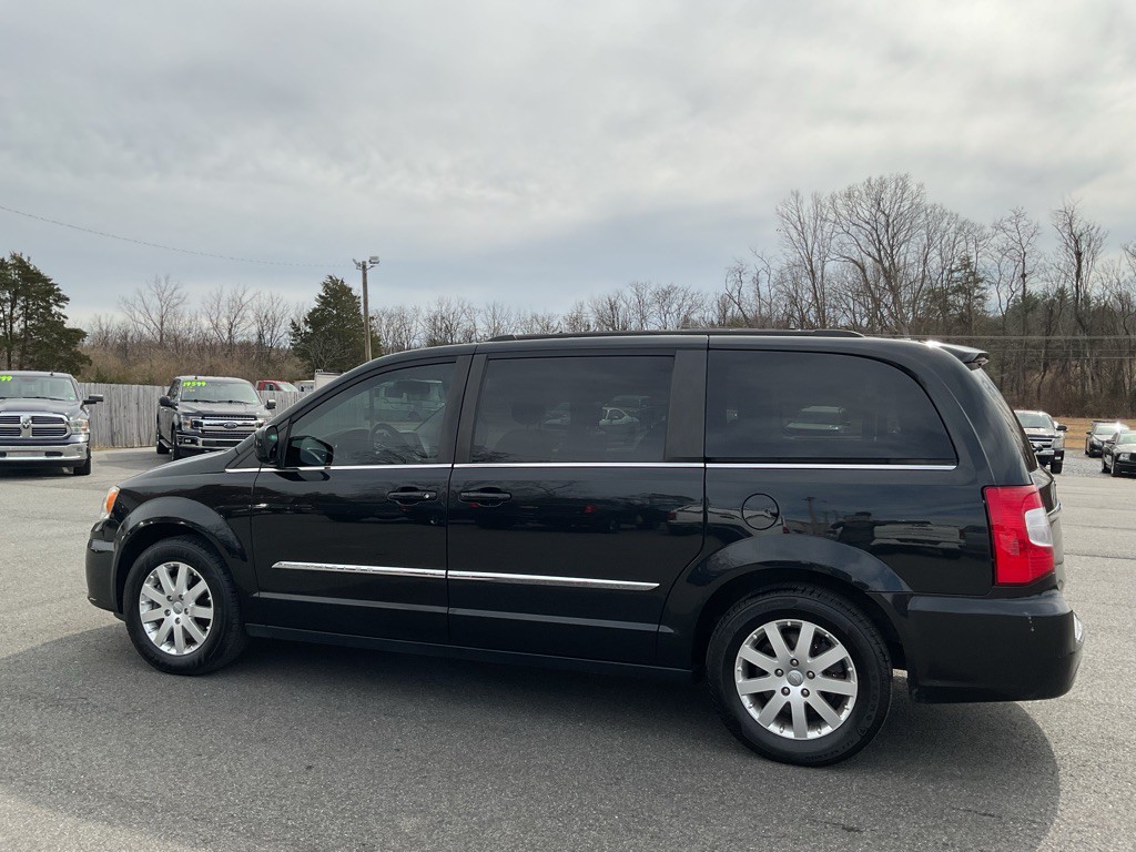 2015 Chrysler Town & Country Image 4