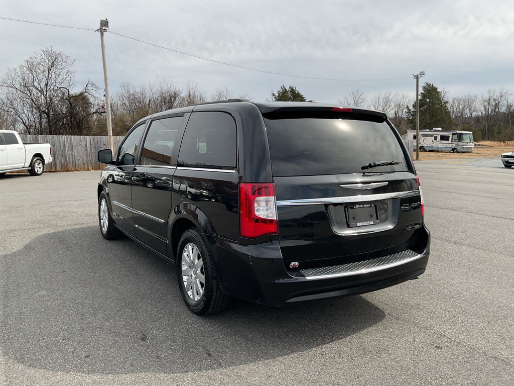 2015 Chrysler Town & Country Image 5