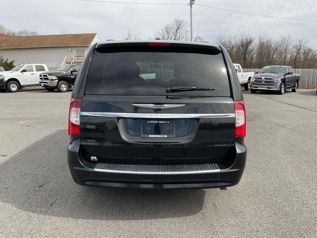 2015 Chrysler Town & Country Image 6