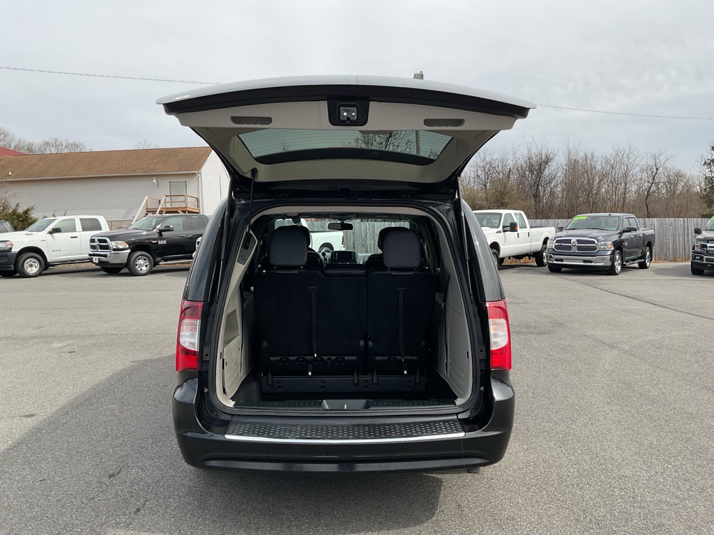 2015 Chrysler Town & Country Image 8