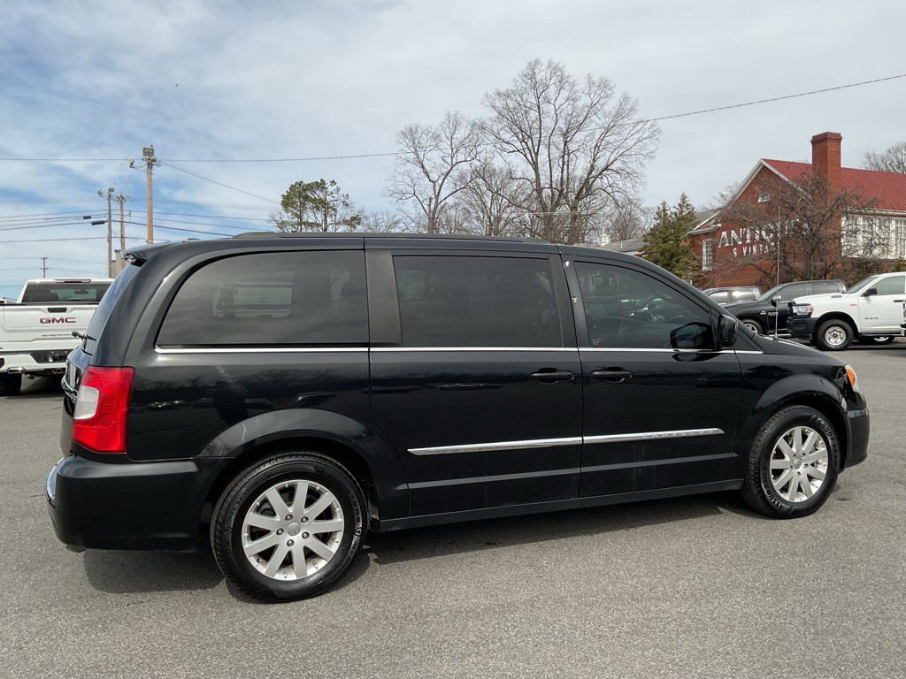2015 Chrysler Town & Country Image 12