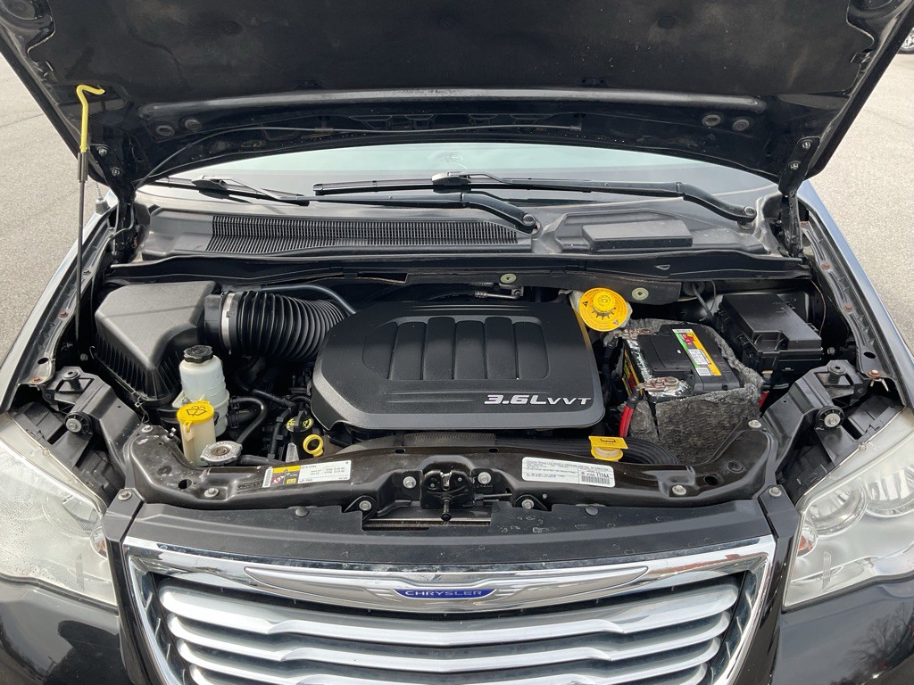 2015 Chrysler Town & Country Image 17