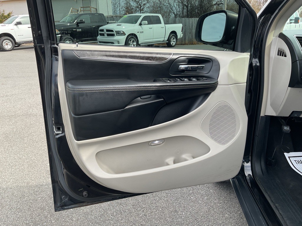 2015 Chrysler Town & Country Image 20