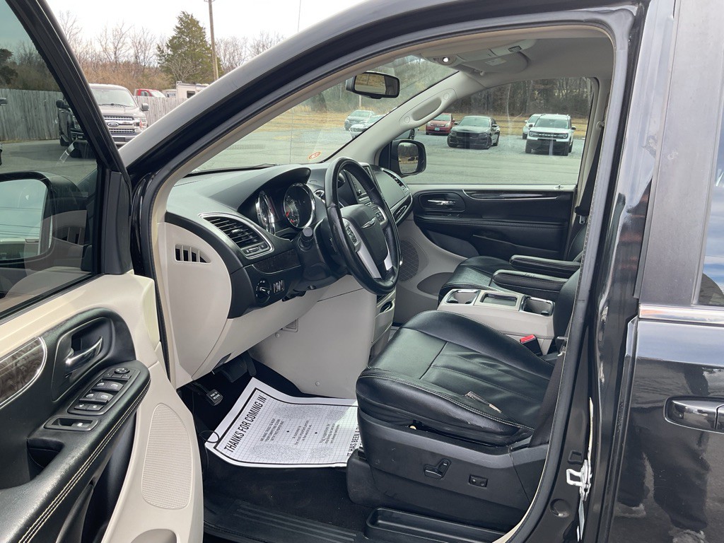 2015 Chrysler Town & Country Image 22