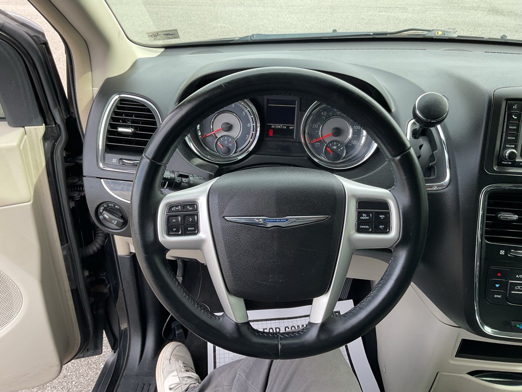 2015 Chrysler Town & Country Image 26