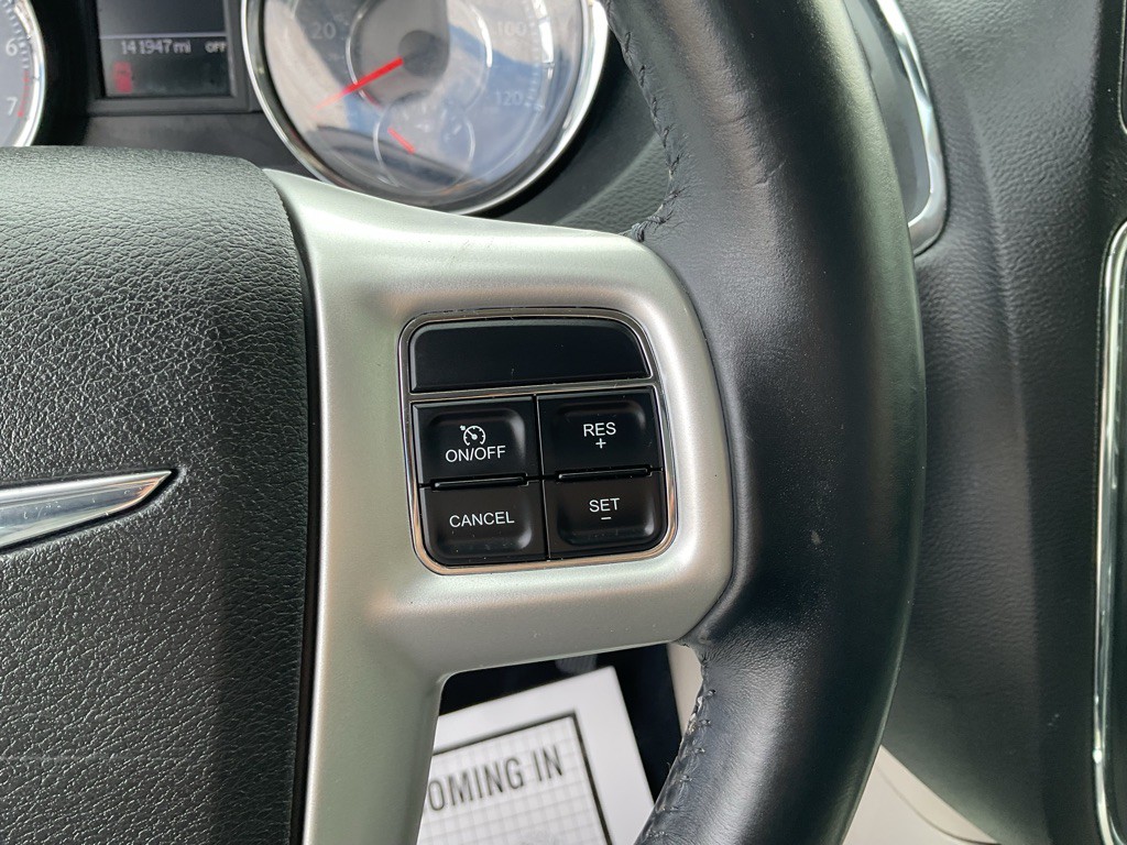 2015 Chrysler Town & Country Image 28