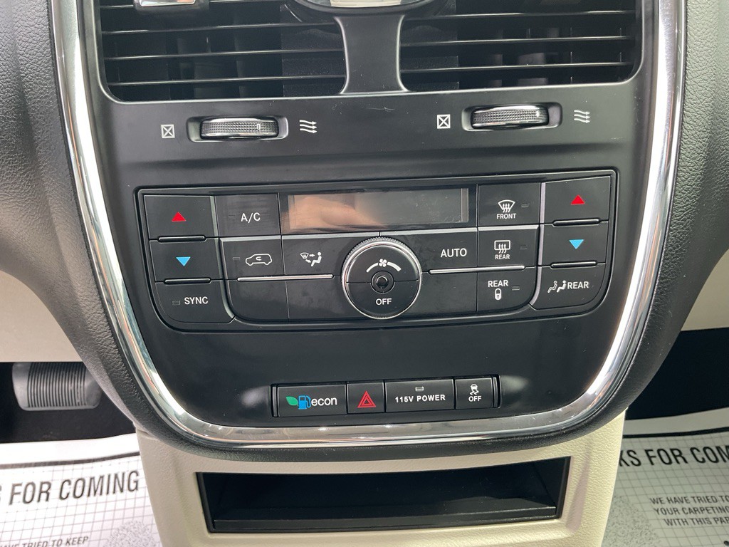 2015 Chrysler Town & Country Image 32