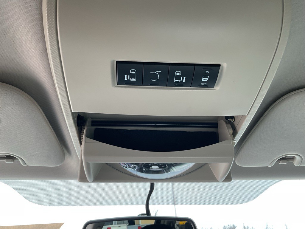 2015 Chrysler Town & Country Image 38