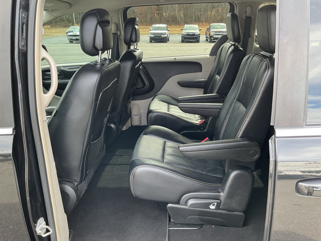 2015 Chrysler Town & Country Image 40
