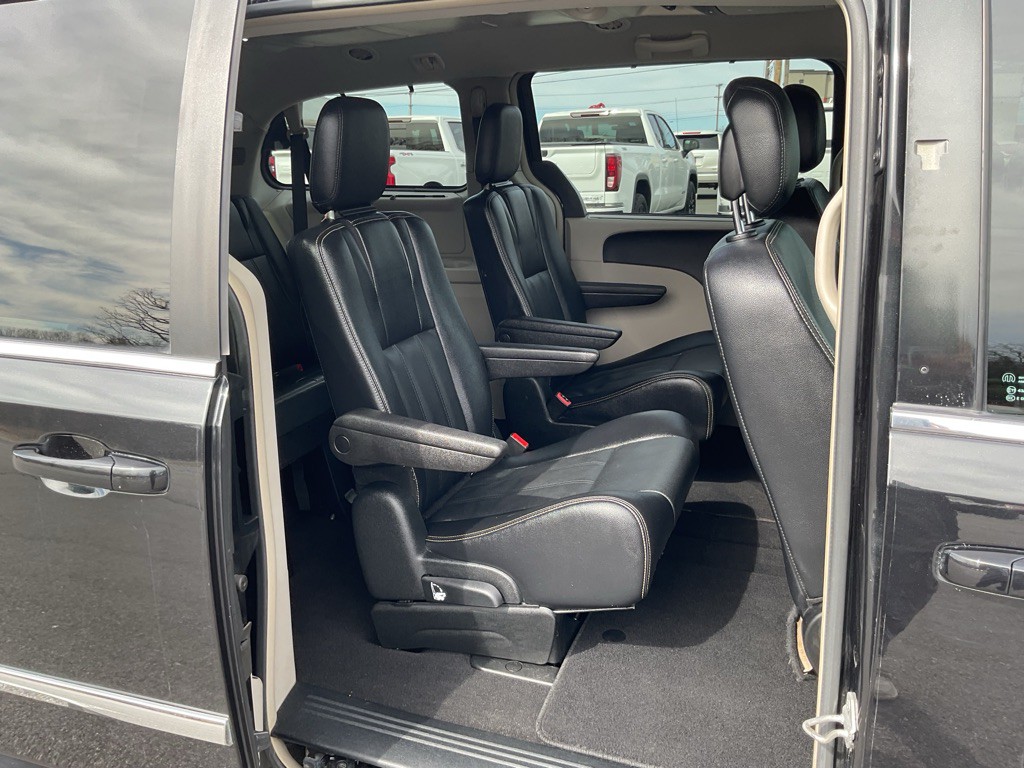2015 Chrysler Town & Country Image 47