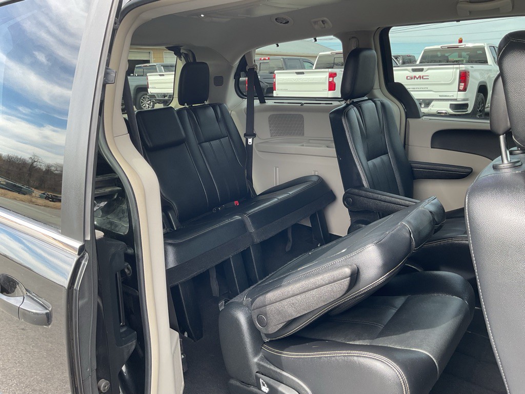 2015 Chrysler Town & Country Image 48