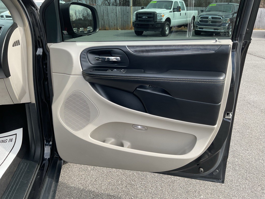 2015 Chrysler Town & Country Image 50