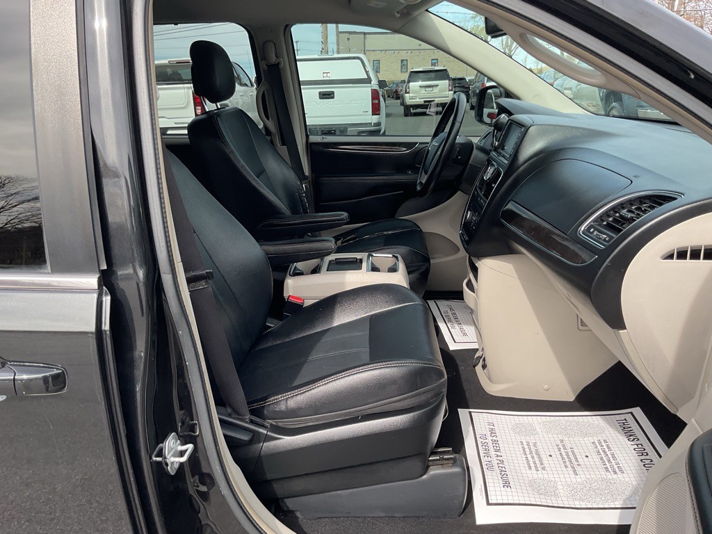 2015 Chrysler Town & Country Image 51