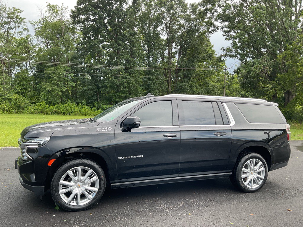 2023 Chevrolet Suburban Image 2