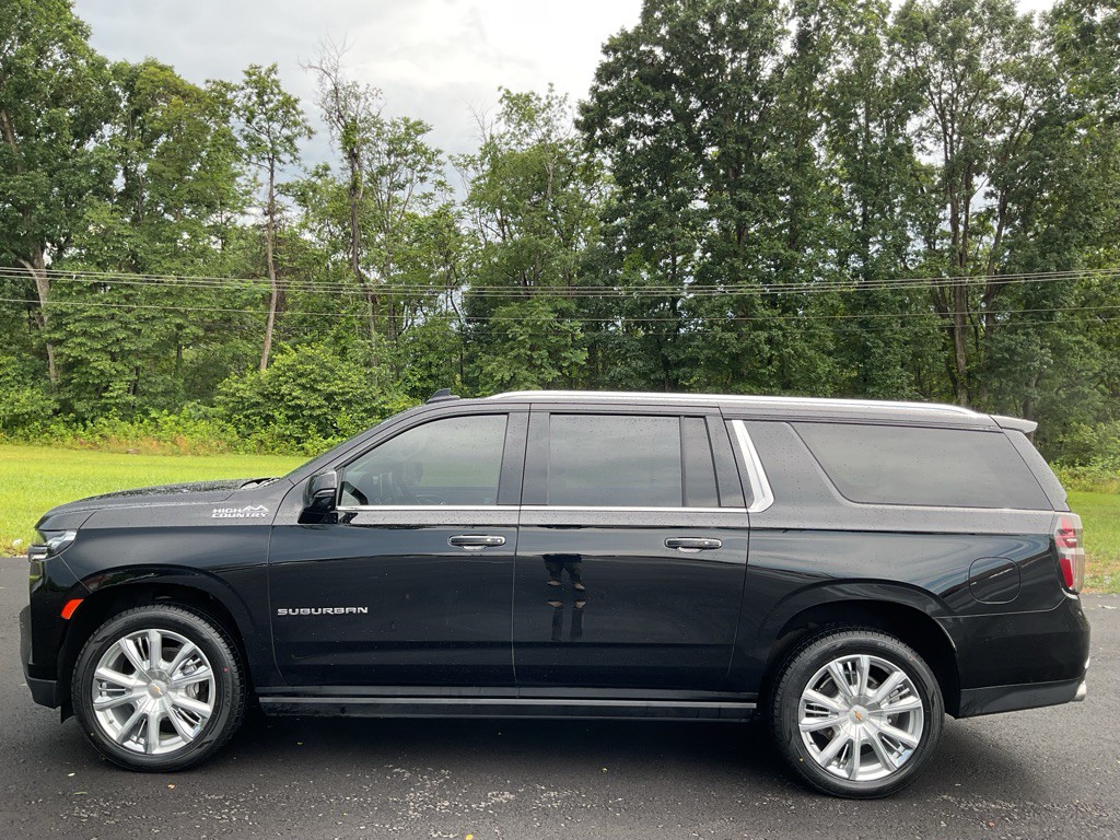 2023 Chevrolet Suburban Image 3