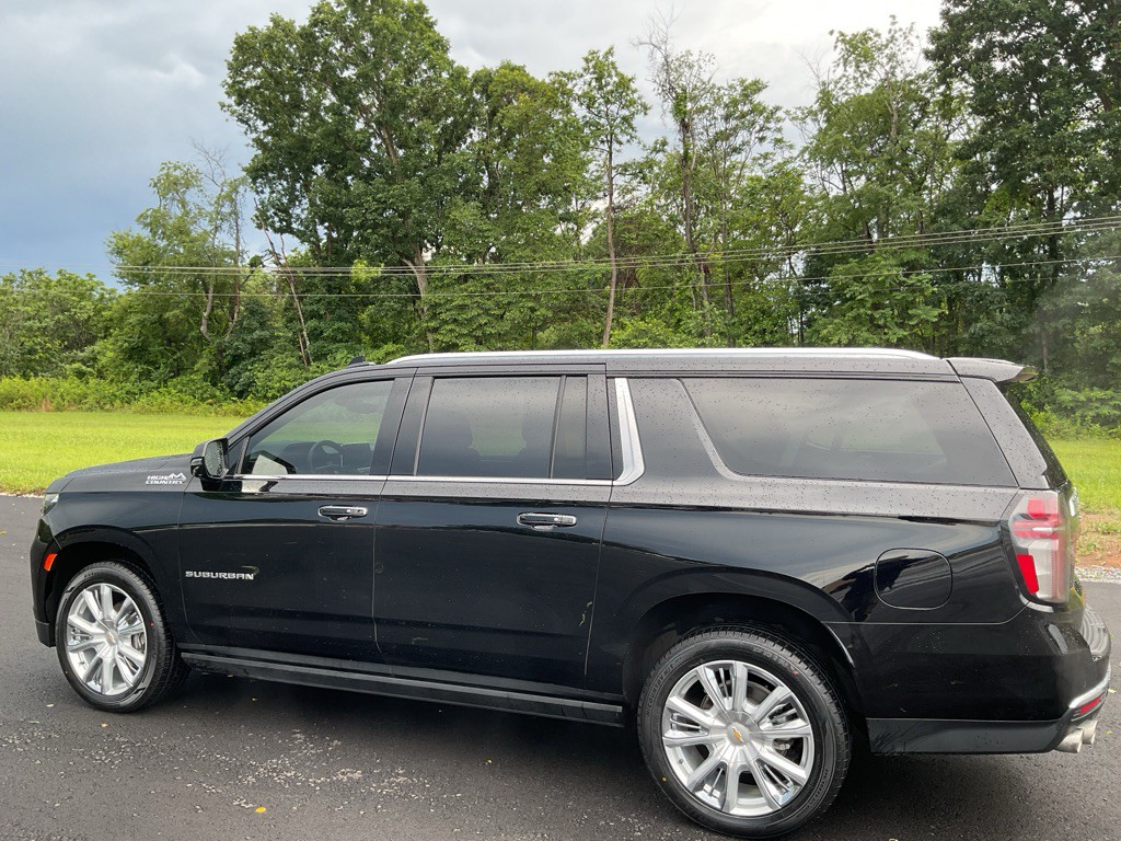 2023 Chevrolet Suburban Image 4