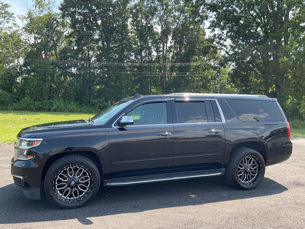 2016 Chevrolet Suburban Image 2