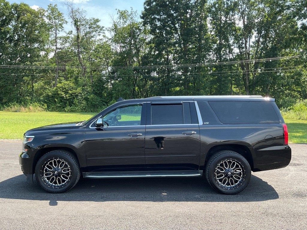 2016 Chevrolet Suburban Image 3